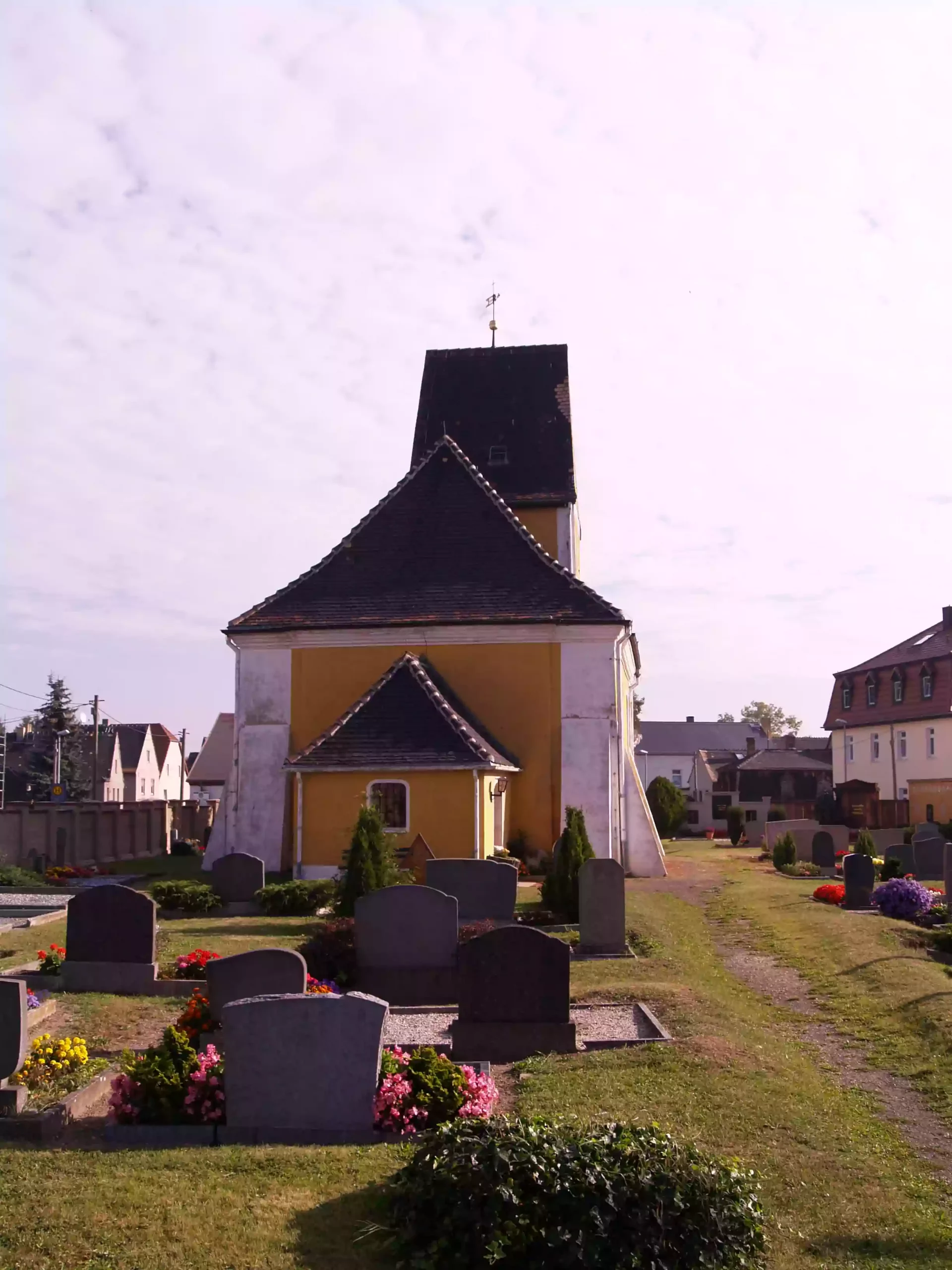 Gräber und Kirche auf dem Friedhof Althen