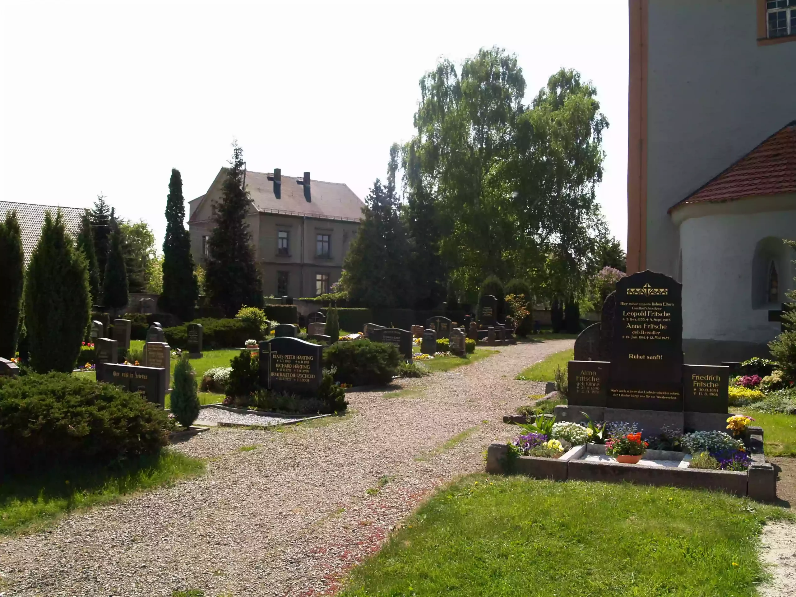 Weg auf dem Friedhof Baalsdorf