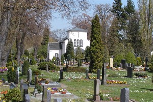 Gräber und Kirche auf dem Friedhof Bad Lausick