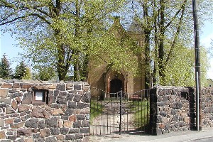 Eingang zur Kirche auf dem Friedhof Beiersdorf