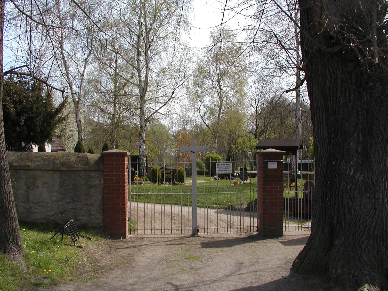 Eingang zum Friedhof Beucha