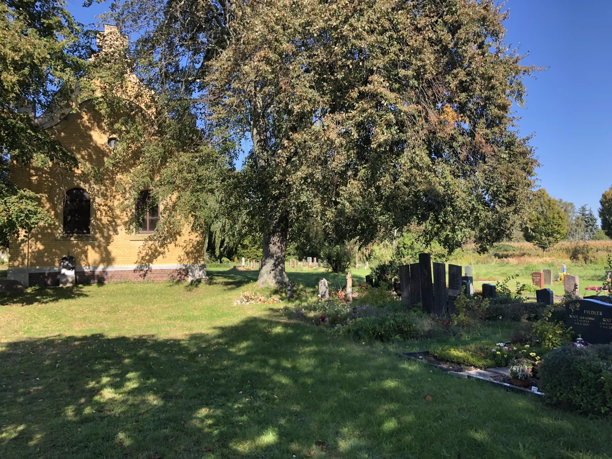 Kirche und Gräber auf dem Friedhof Lindenthal
