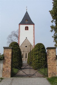 Eingang und Kirche auf dem Friedhof Großbuch