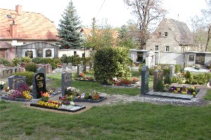 Gräber auf dem Friedhof Großpösna