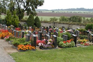 Gräber auf dem Friedhof Großzschepa
