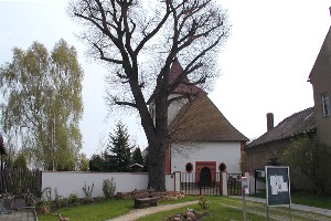 Kirche auf dem Friedhof Hainichen