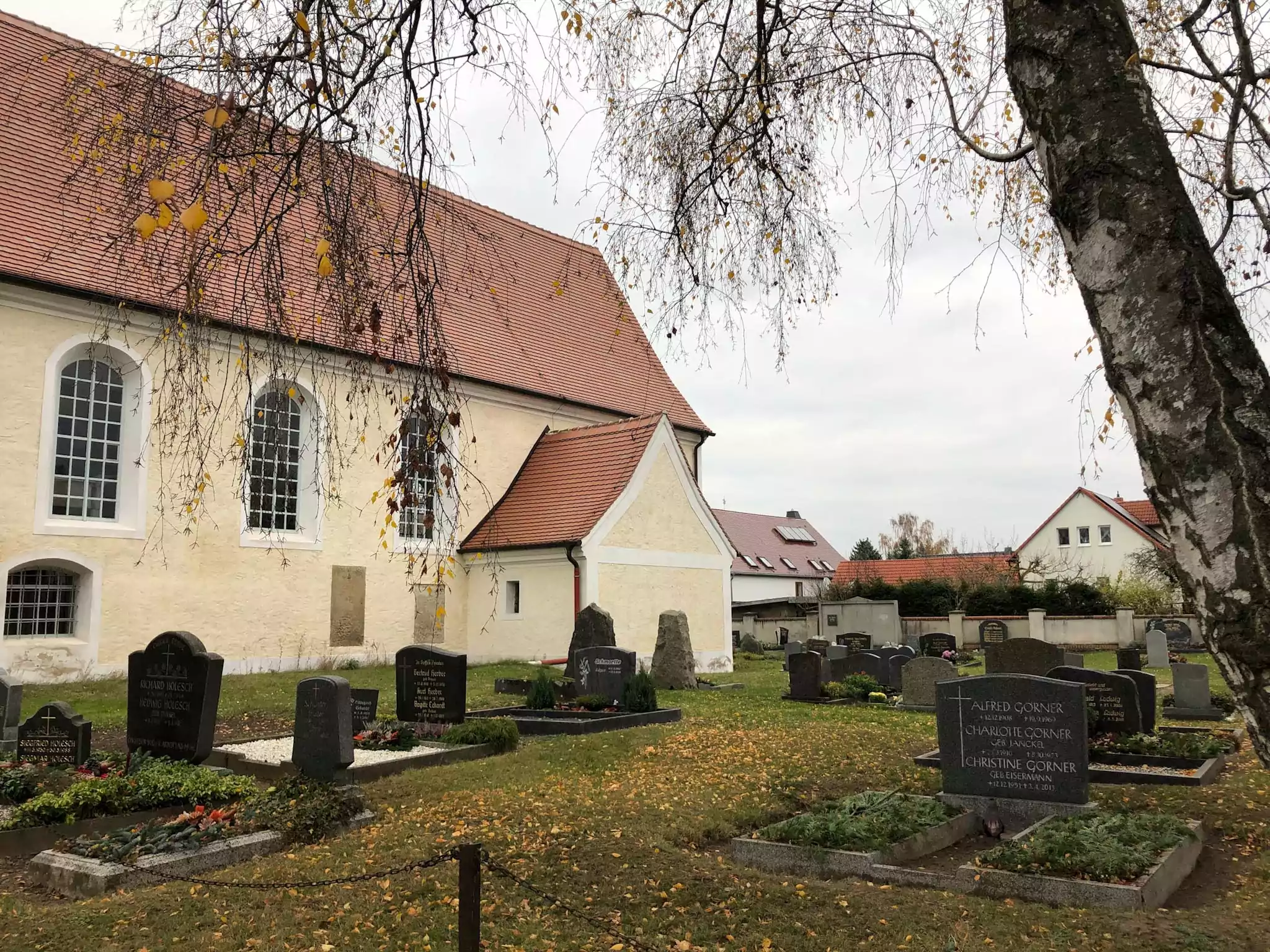 Kirche und Gräber auf dem Friedhof Jesewitz