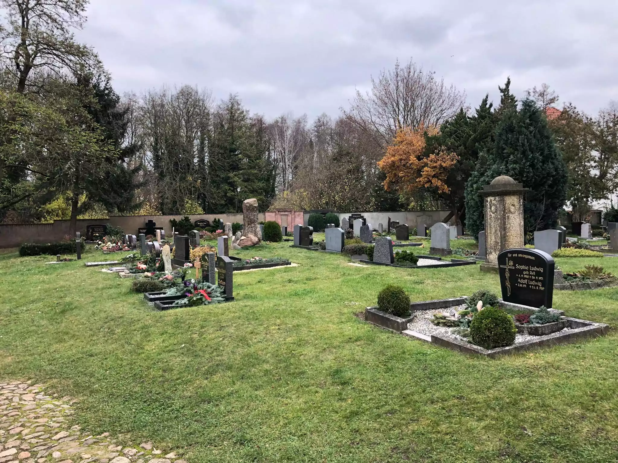 Kirche und Gräber auf dem Friedhof Jesewitz