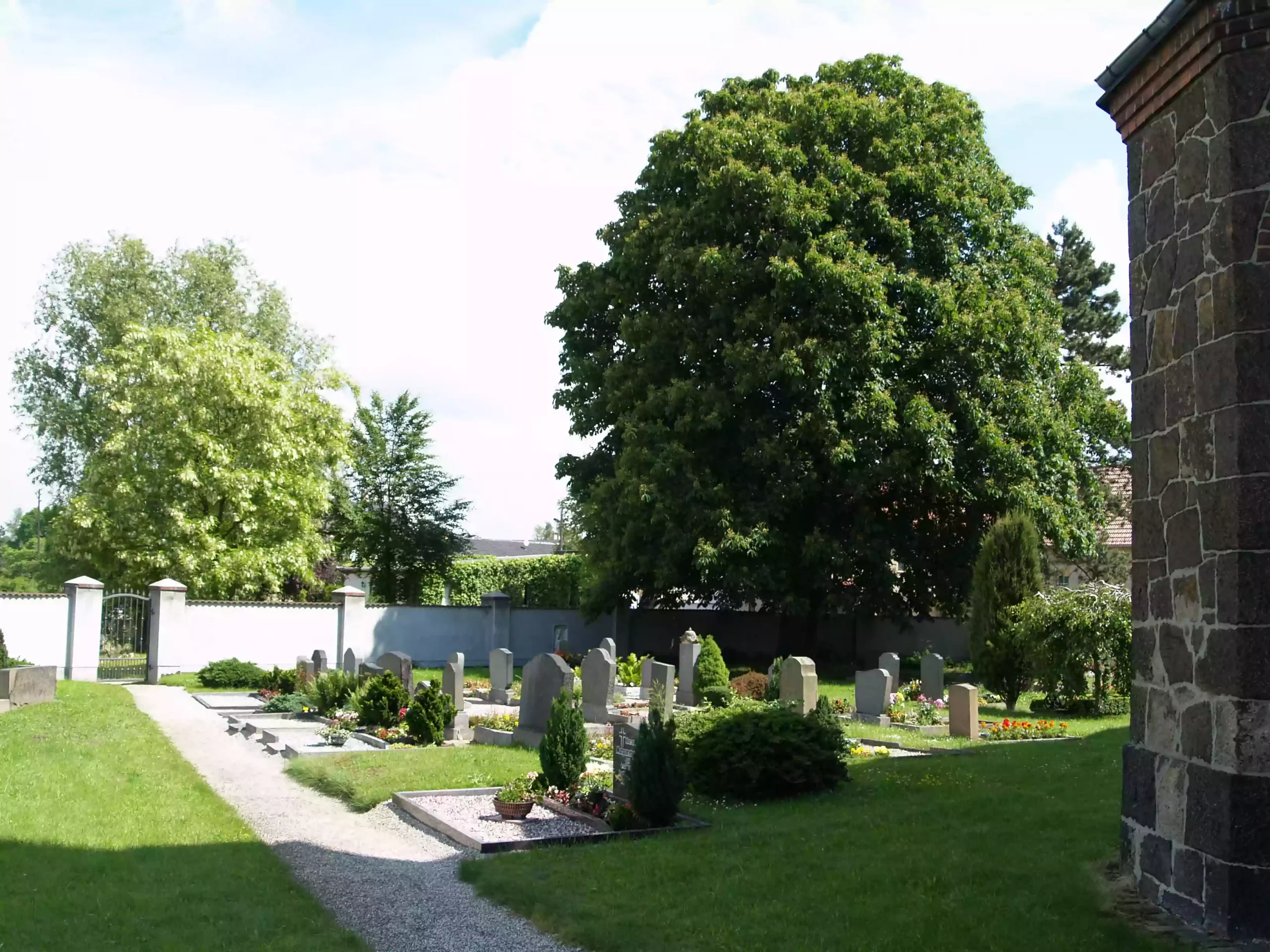 Gräber auf dem Friedhof Kleinpösna