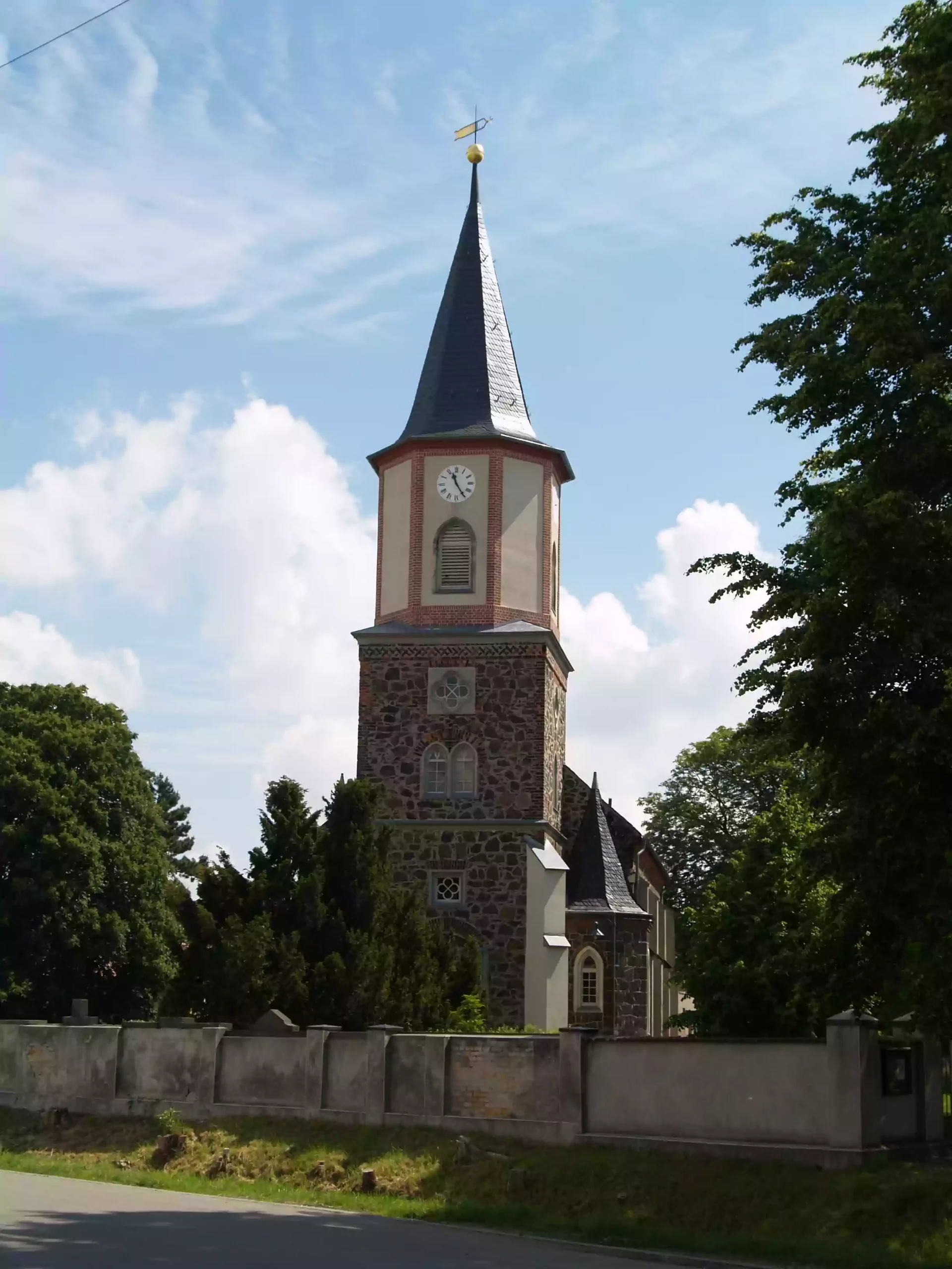 Kirche auf dem Friedhof Kleinpösna