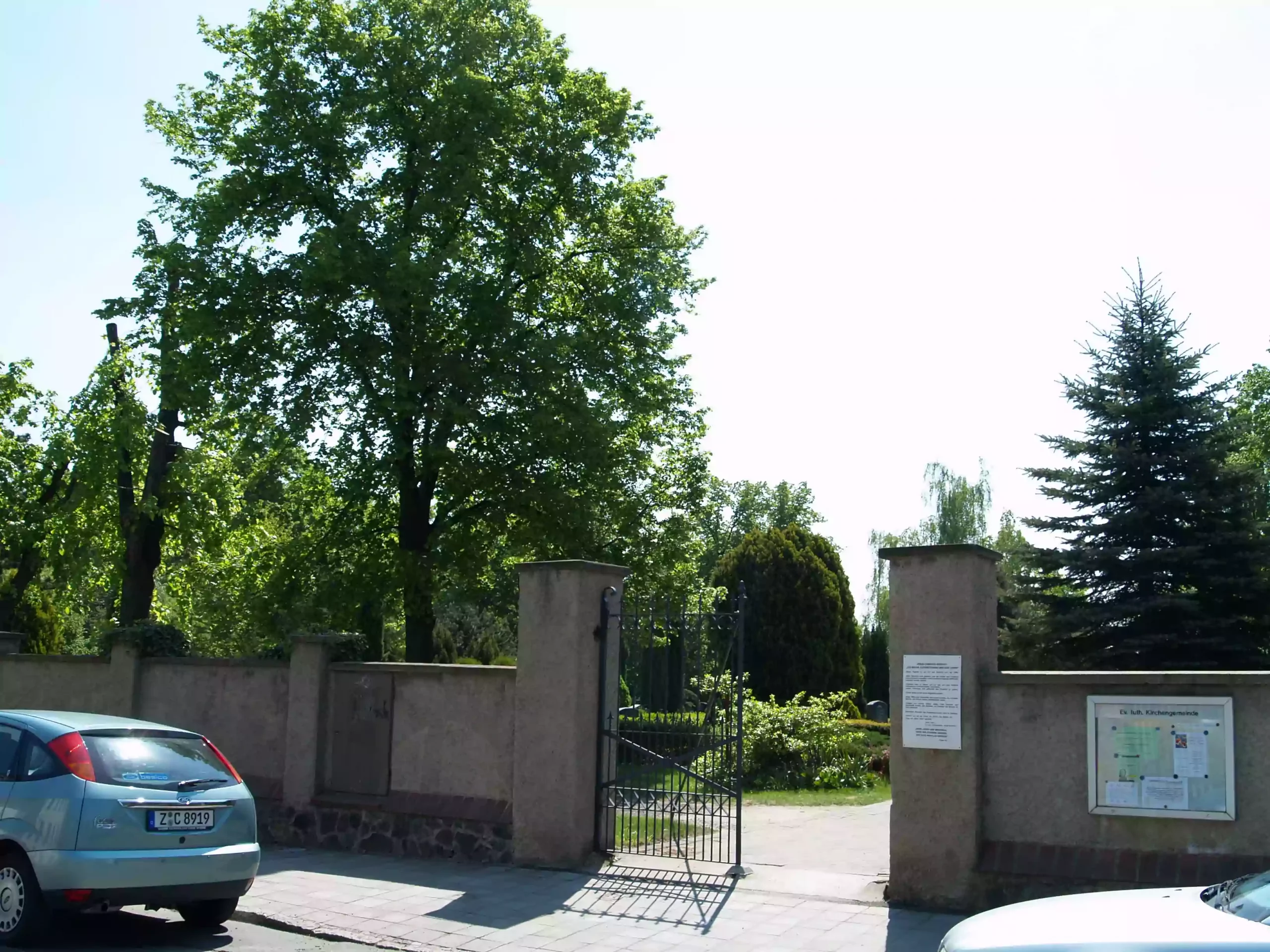 Eingang zum Friedhof Knauthain