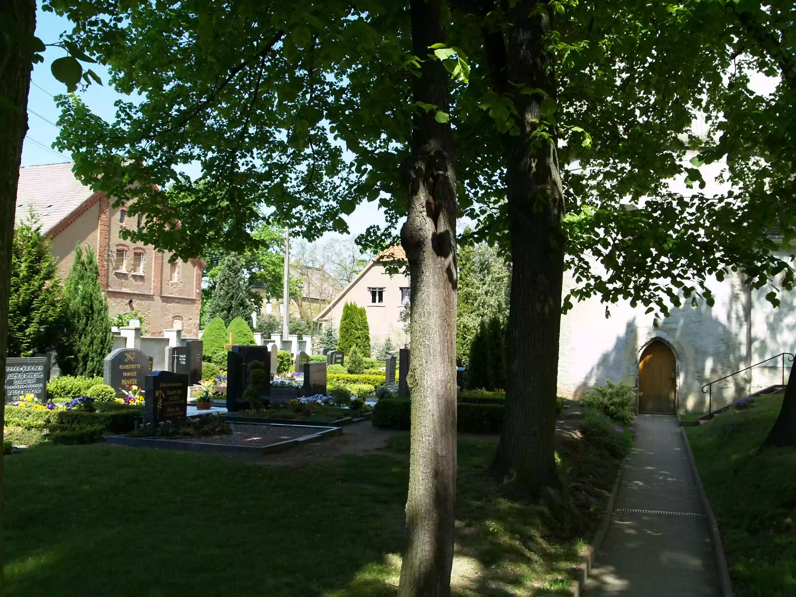 Gräber auf dem Friedhof Knautnaundorf