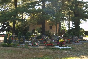 Gräber auf dem Friedhof Kössern