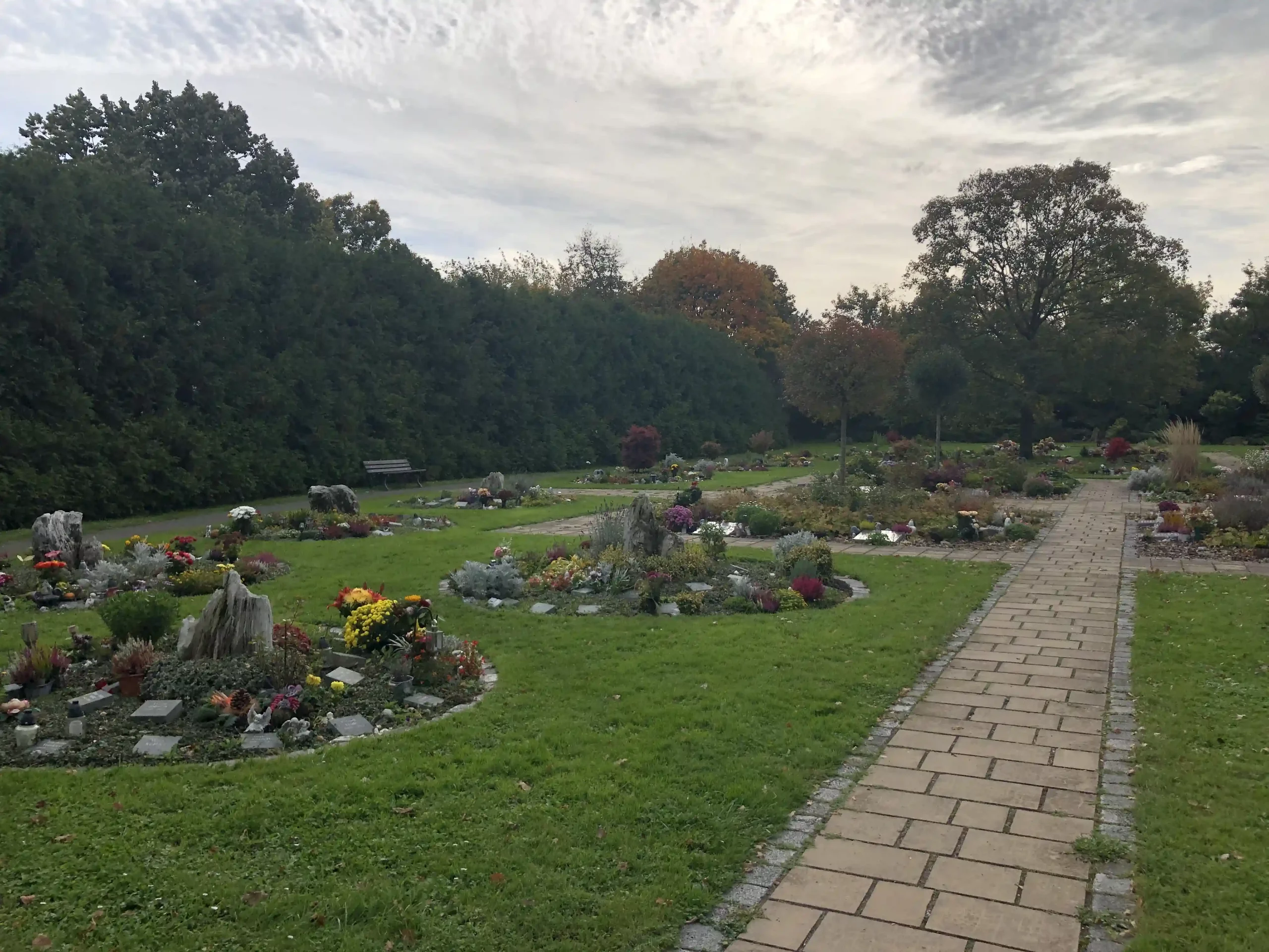 Urnengemenischaftsanlage auf kommunalen Friedhof Markkleeberg