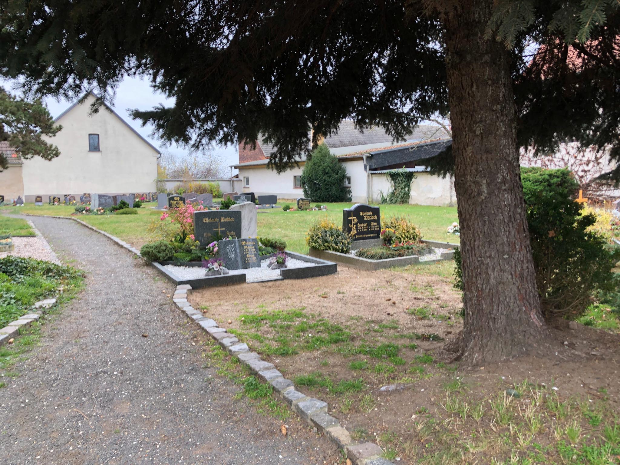 Gräber auf dem Friedhof Krippehna
