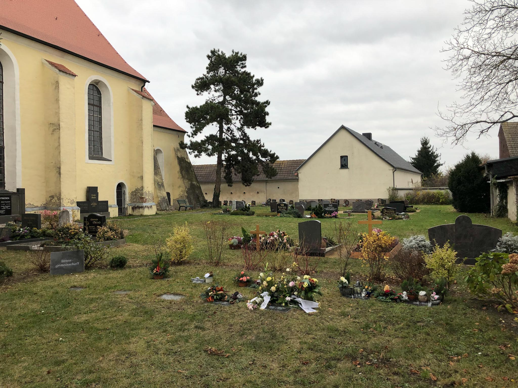 Kirche und Gräber auf dem Friedhof Krippehna