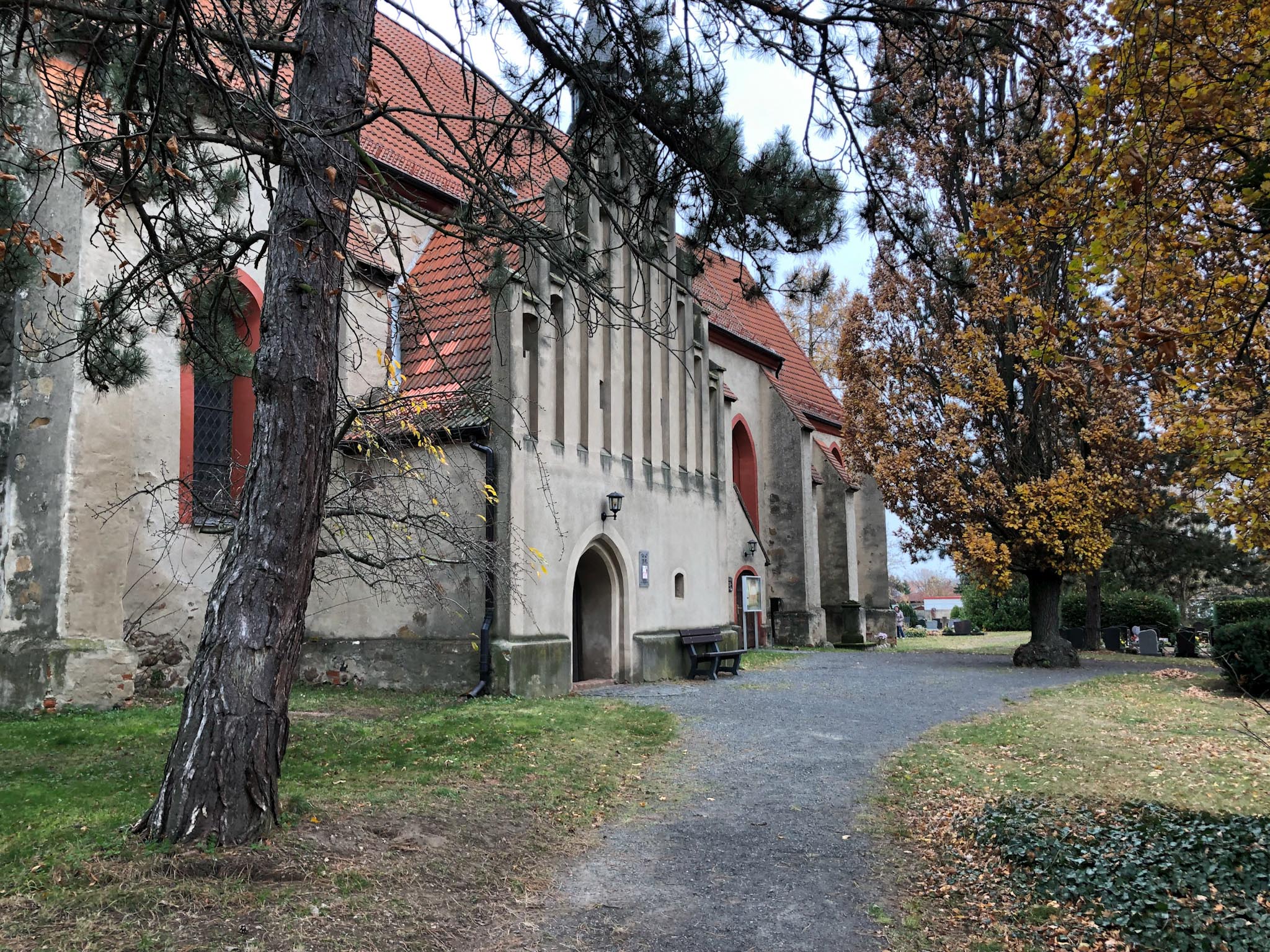 Kirche auf dem Friedhof in Krostitz