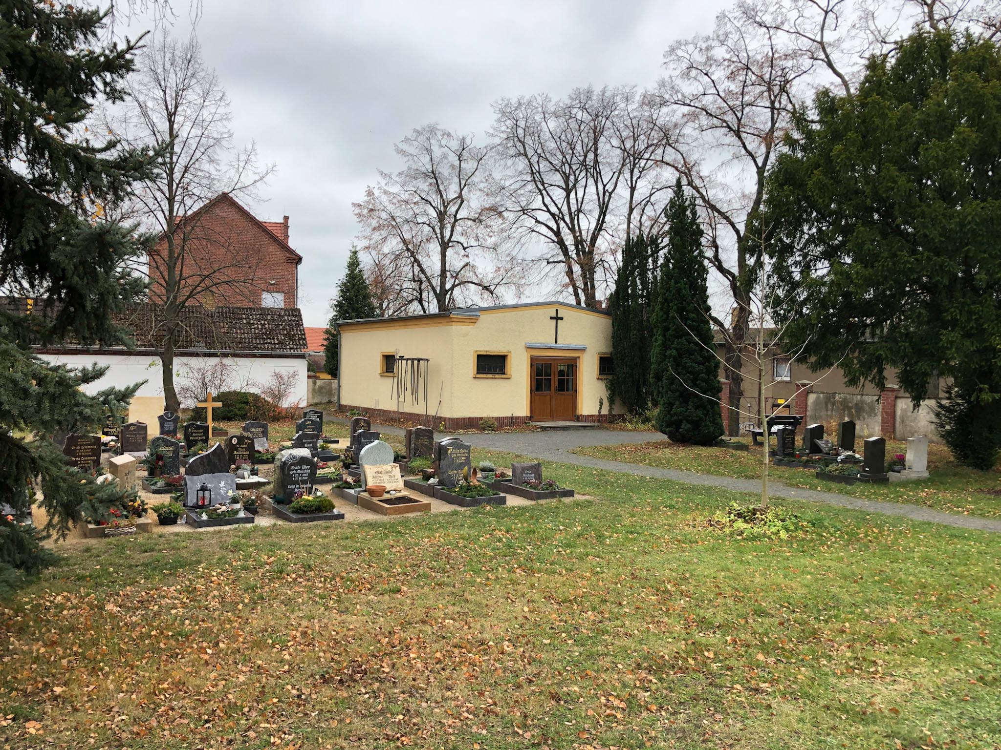 Trauerhalle auf dem Friedhof in Krostitz