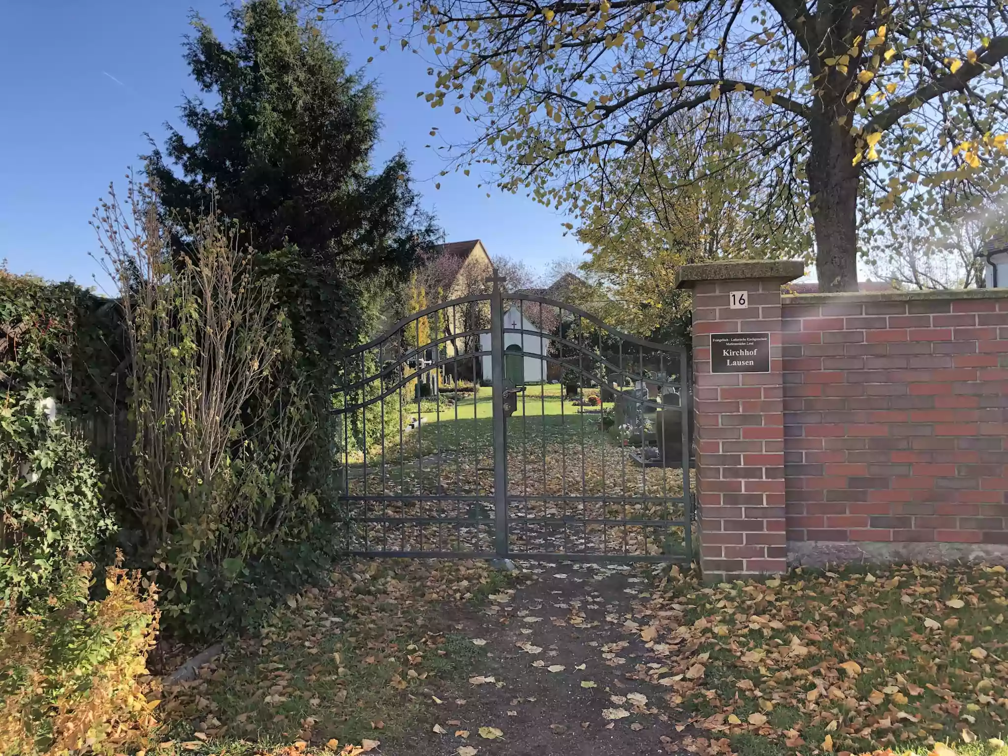 Eingang zum Friedhof Lausen