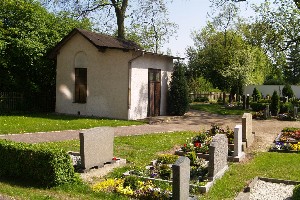 Gräber auf dem Kirchfriedhof Mölkau