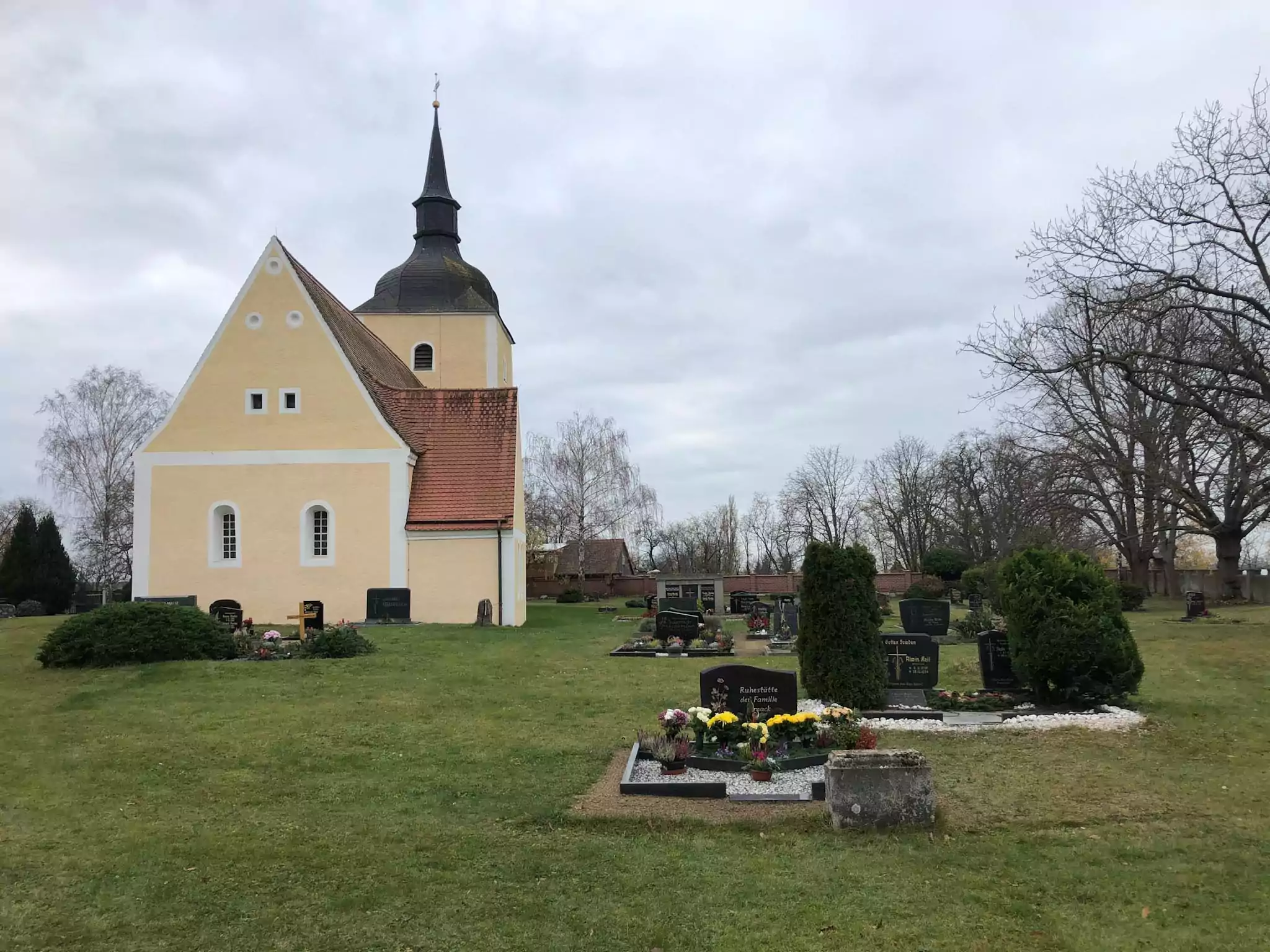Kirche auf dem Friedhof Liemehna