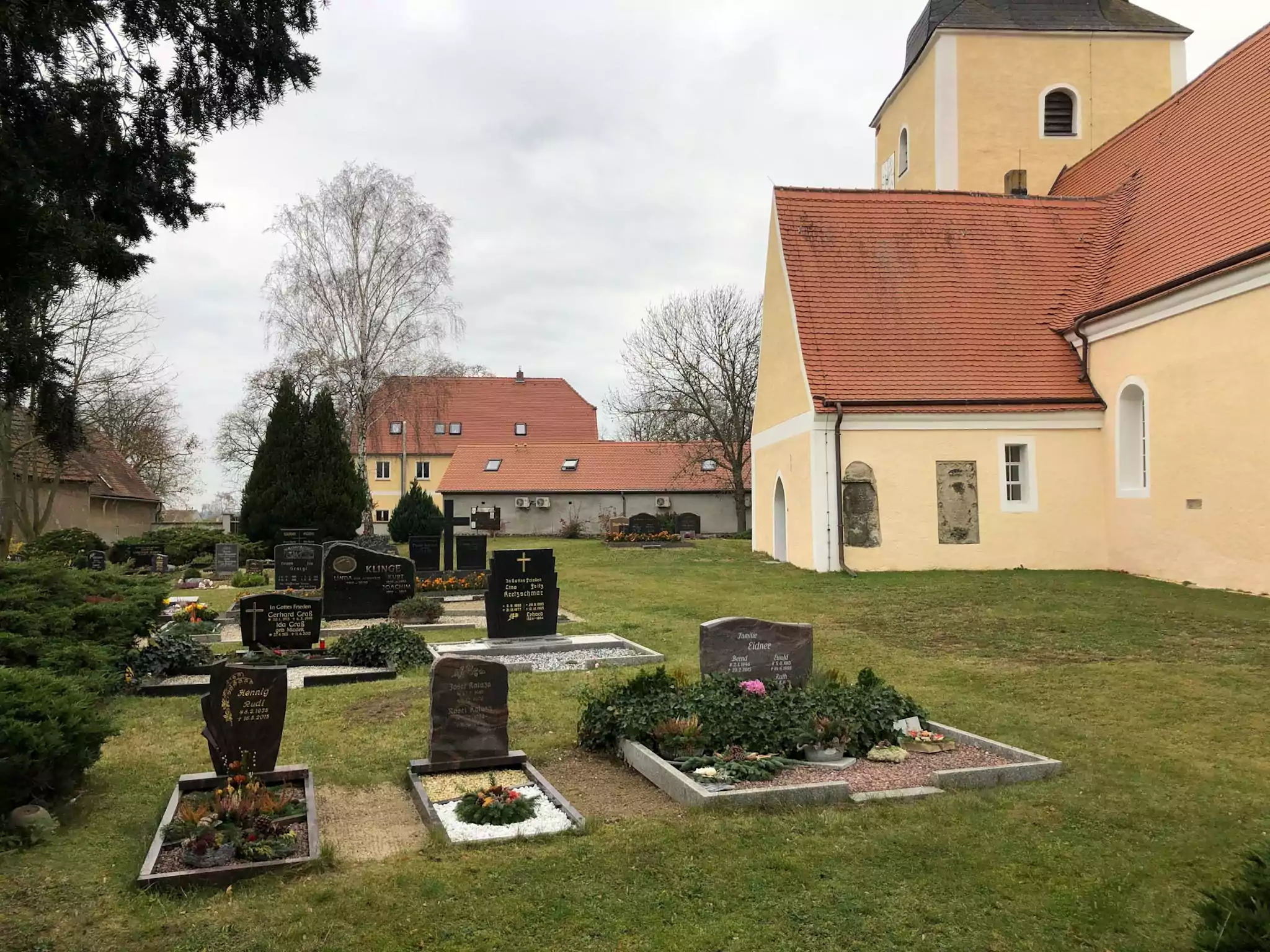 Gräber und Kirche auf dem Friedhof Liemehna