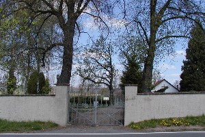 Eingang zum Friedhof Müglenz