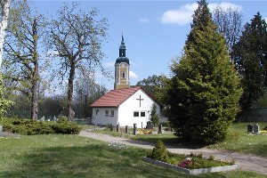 Kirche auf dem Friedhof Müglenz