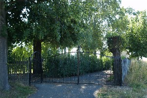 Eingang zum Friedhof Neichen