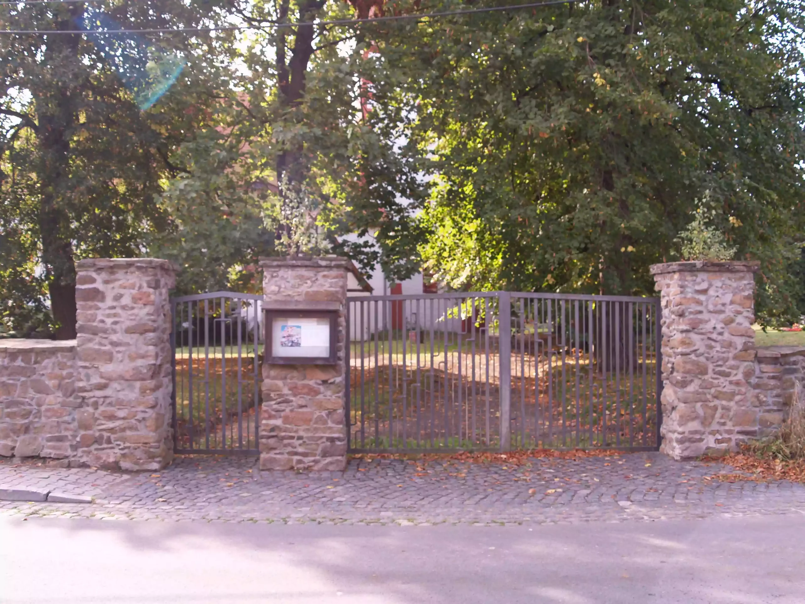 Eingang zum Friedhof Nemt