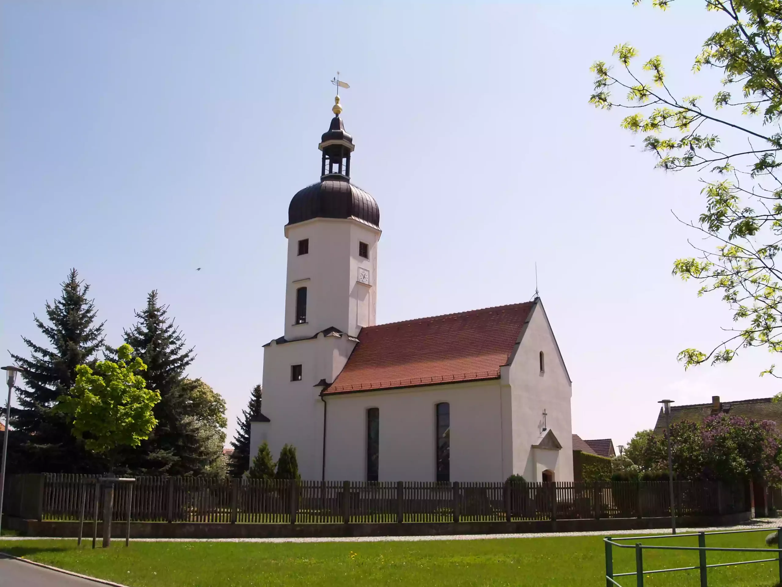Kirche auf dem Friedhof Rehbach