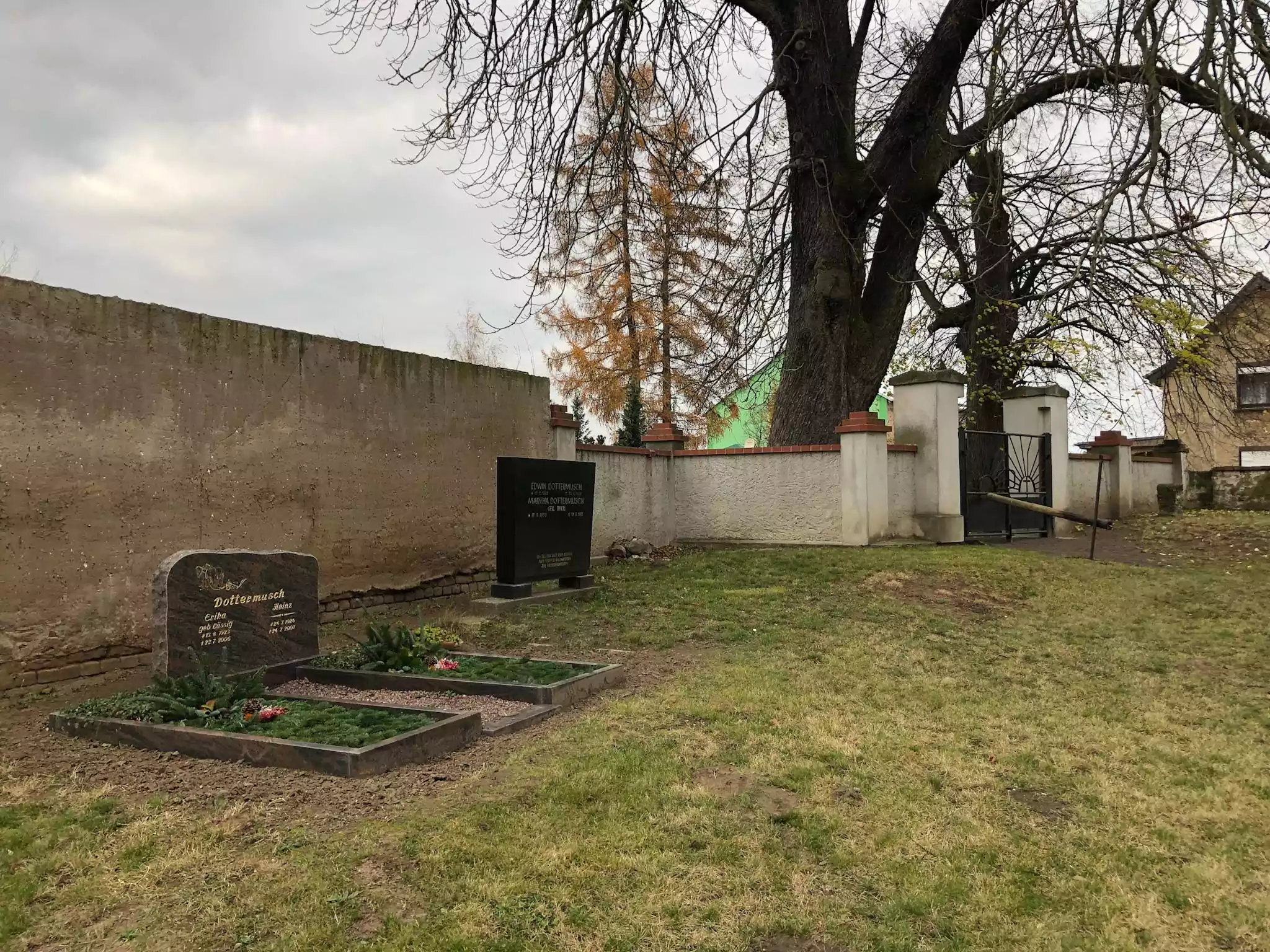 Gräber auf dem Friedhof Wöllmen
